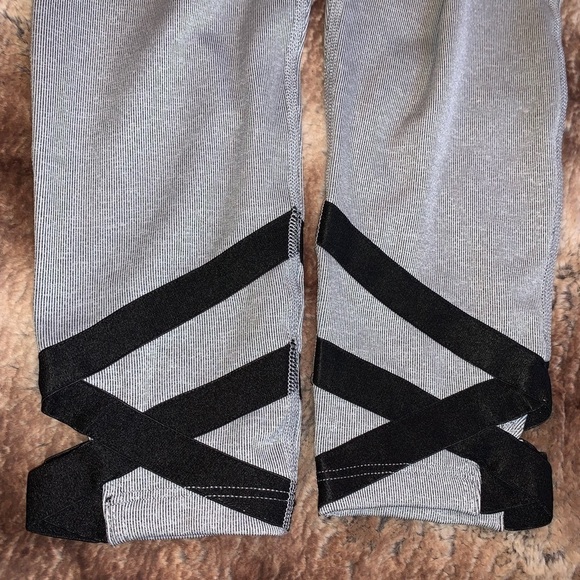 Beyond Yoga Overture Strappy Ballet Mid Leggings Gray Pintuck - Picture 4 of 11